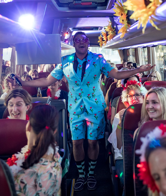 Partystimmung im Bus mit unseren Top-Entertainern bei der Schlagerexpedition.